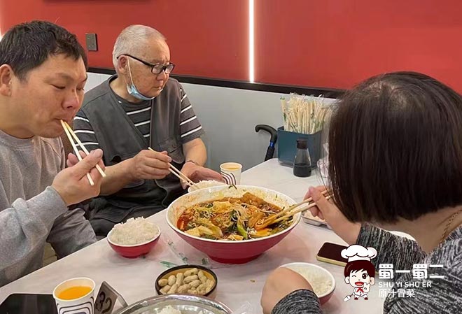 想開一家冒菜加盟店，讓顧客“一見鐘情”很重要